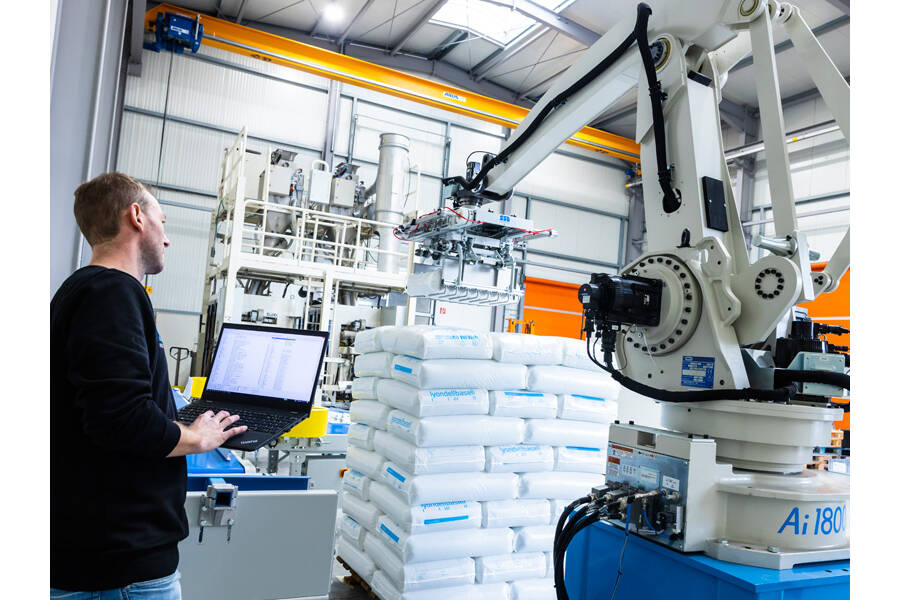 Teststation für Palettierroboter Wir bieten für ihren Logistik- und Verpackungsprozess Versuche in der Teststation mit unserem Palettierroboter Ai1800 direkt bei uns im Hause an.