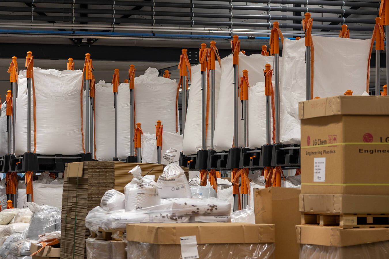 Nachhaltigkeitsziele erreichen? Ersetzen Sie Octabins durch Indus Neva Dieser Artikel beleuchtet die Vorteile eines Big Bag Handling-Systems von Indus, das den sicheren Transport, Stapelung und Entleerung von Big Bags ermöglicht, im Vergleich zur Verwendung von Octabins.
