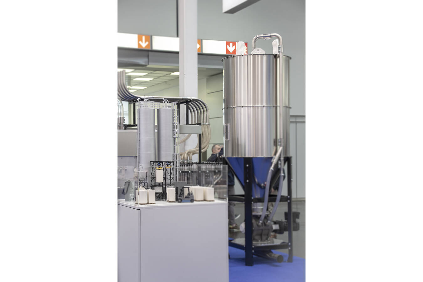 Achberg zeigt neue und weiterentwickelte Lösungen auf der FAKUMA Siloanlagen Achberg präsentiert auf der diesjährigen Fakuma ein breites Produktportfolio an neuen und altbewährten Produkten rund um das Thema Schüttgutlagerung und -handling.
