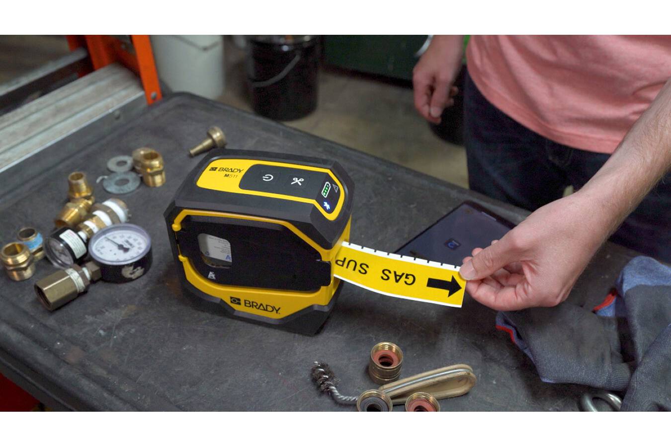 Brady M511 Label Printer: Smarter Arbeiten, größere Etiketten Drucken Sie größere, klarere Texte. Gehen Sie von Rand zu Rand. Entwerfen und drucken Sie im laufenden Betrieb oder an einem PC. Und: Dateien austauschen, Daten importieren und bis zu 5 Benutzer gleichzeitig verbinden.