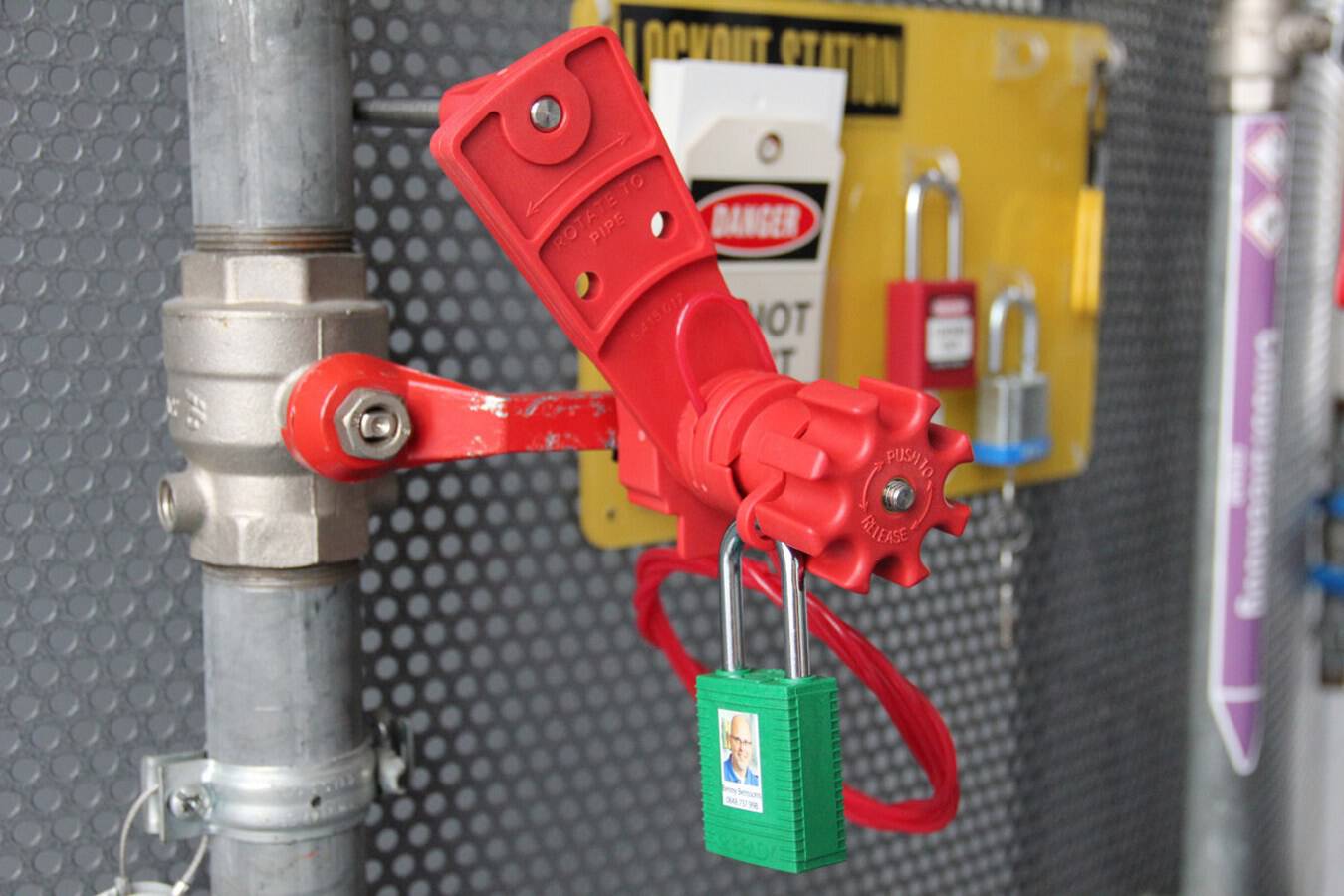 Fallstudie: Mehr Sicherheit bei Maschineneingriffen Lockout/Tagout-Verfahren wurden eingeführt, um die Sicherheit bei Wartungsarbeiten in den Produktionsstätten der Groupe Lactalis in den Niederlanden zu verbessern