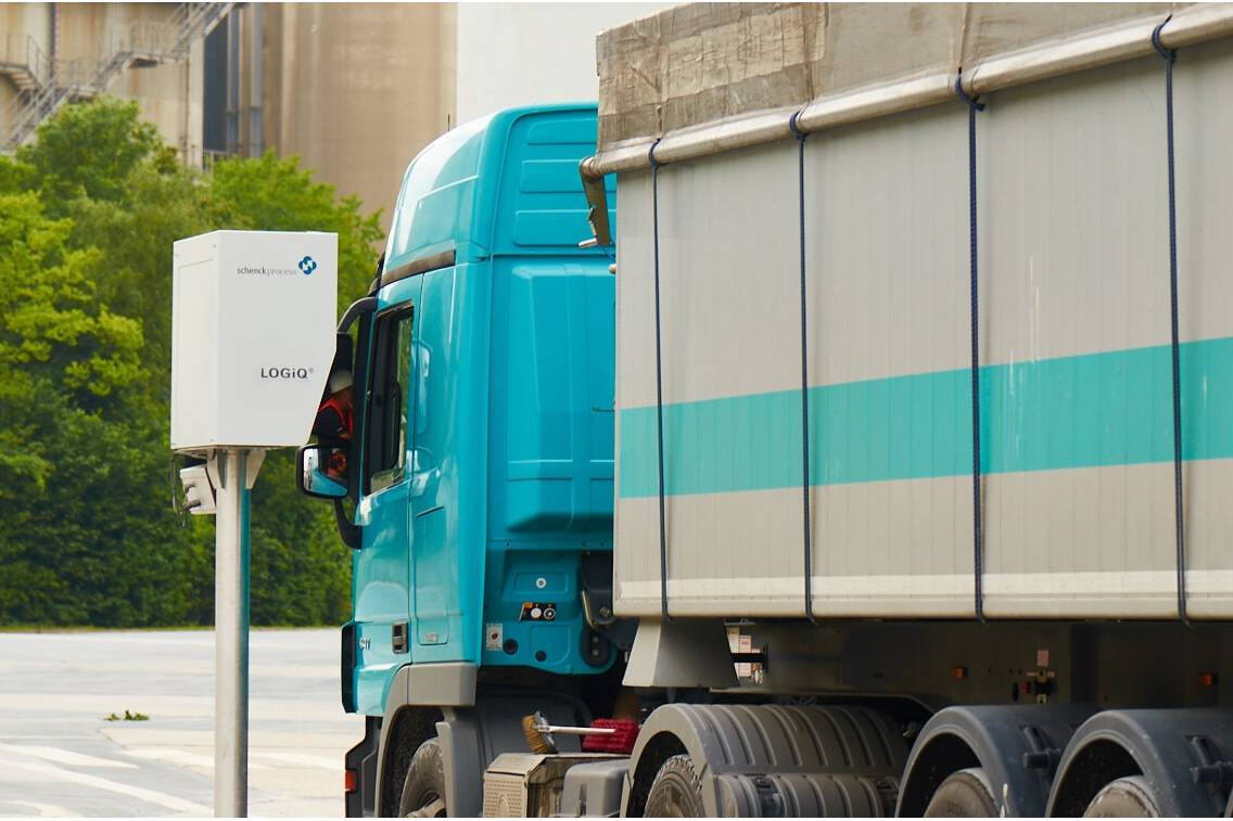 LOGiQ kombiniert Yard Management und Wägetechnik vollautomatisch Schenck Process, führender Spezialist für prozesskritische Schüttgutanwendungen, bietet mit dem Yard Management-System LOGiQ eine cloudbasierte Softwarelösung, die den effizienten LKW-Ladebetrieb und das Wiegen von Schüttgütern vollautomatisch kombiniert.