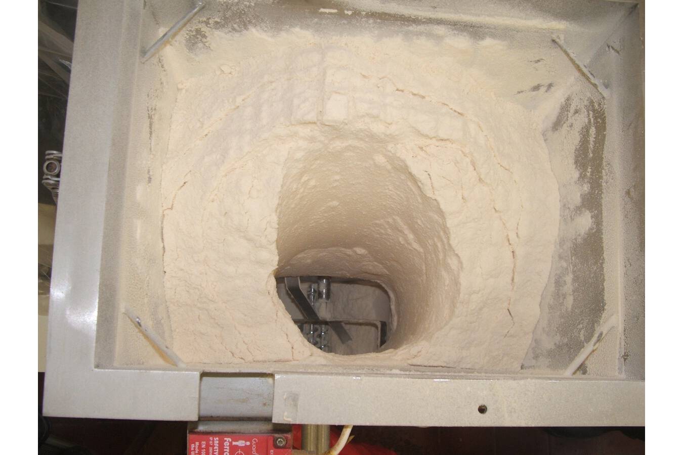 Kurs: Storage and Discharge of Powders and Bulk Materials Basic and advanced short courses looking at the operation, design and specifications of hoppers and silos for reliable discharge