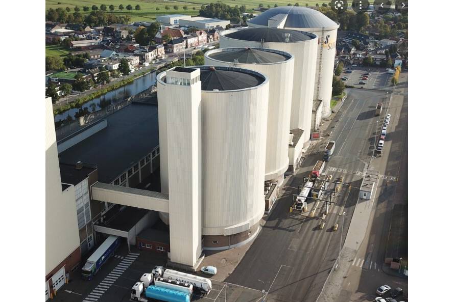 Einzigartiger Schneckenförderer für Zuckerverarbeitungsanlagen Neu angekommen bei Foeth De Dietrich BE 4000: Emaillierter Reaktor
Durchmesser 800 mm; Kapazität 150 Tonnen/Stunde; Länge 13 Meter; rotierend um seinen zentralen Einlaufpunkt. Ein einzigartiger Schneckenförderer.