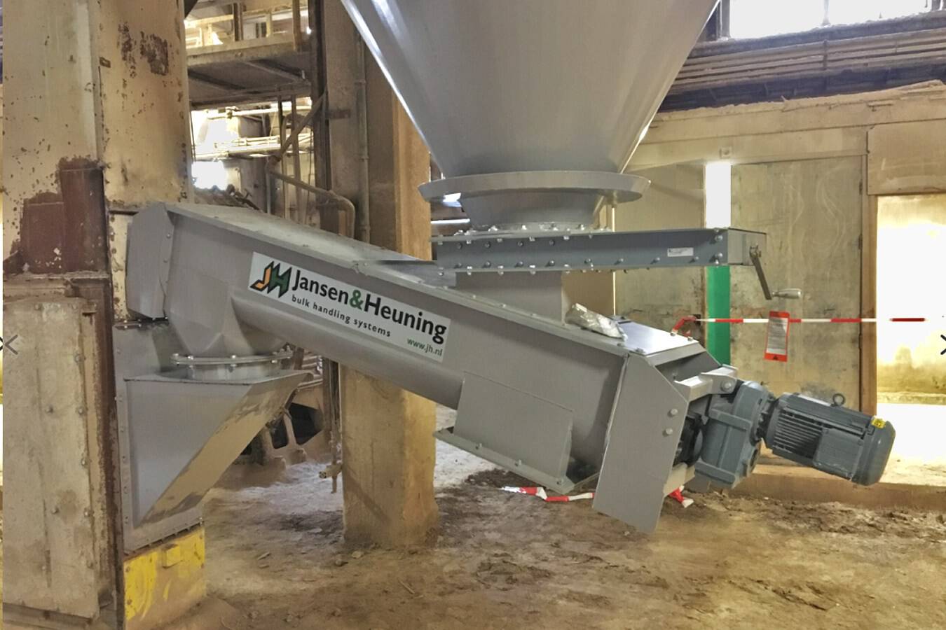 Jansen & Heuning modifiziert Transportsystem im Hafengebiet In den westlichen Docklands von Amsterdam befindet sich ICL Amsterdam. Diese Fabrik produziert jährlich ungefähr 550.000 Tonnen hochwertige Kalium- und Phosphatdünger.
