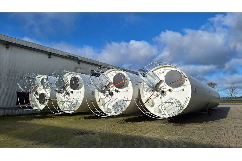 Polem realisiert vier 200 m3 Futtersilos Diese imposanten Silos mit einem Durchmesser von 3,5 Metern und einem Fassungsvermögen von 200 m3 wurden gerade fertiggestellt und sind Teil eines größeren Auftrags für einen geschätzten Kunden, der insgesamt sieben Silos umfasst.