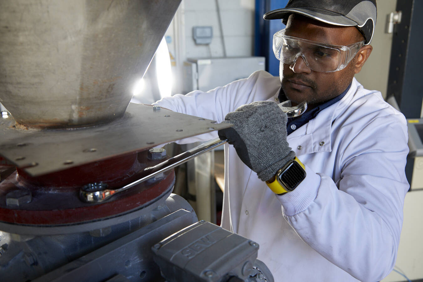 Kurze Kurs: Equipment Design for Storing and Handling Bulk Materials An advanced course offering covering storage and handling requirements of bulk materials for drawing up specifications and designing hoppers and silos
