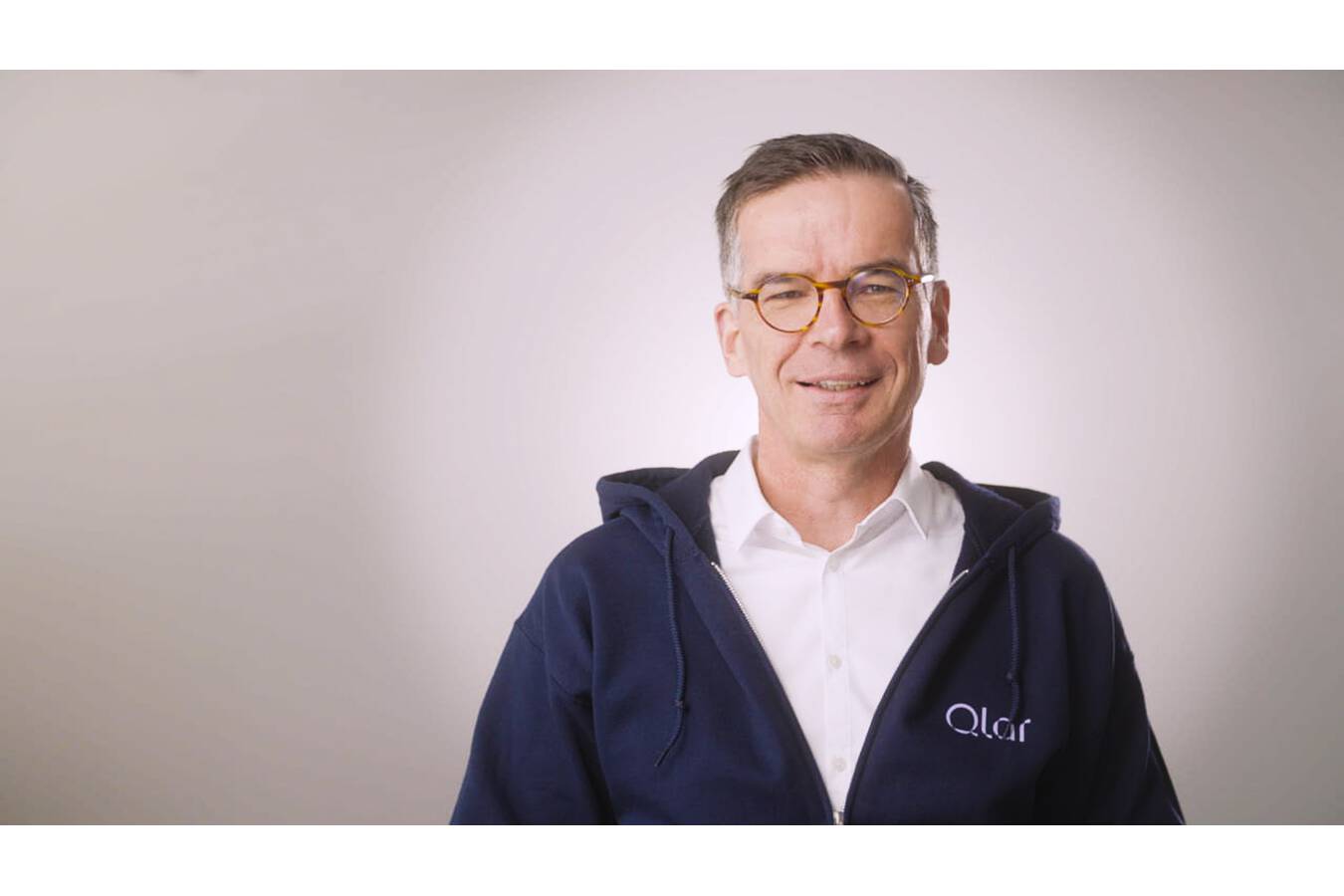 Schritt in eine klimaneutrale Zukunft:  Schenck Process wird zu Qlar Schenck Process wird sich am 13. Mai 2024 in Qlar umbenennen und künftig einen noch stärkeren Fokus auf digitalisierte und nachhaltige Lösungen legen.