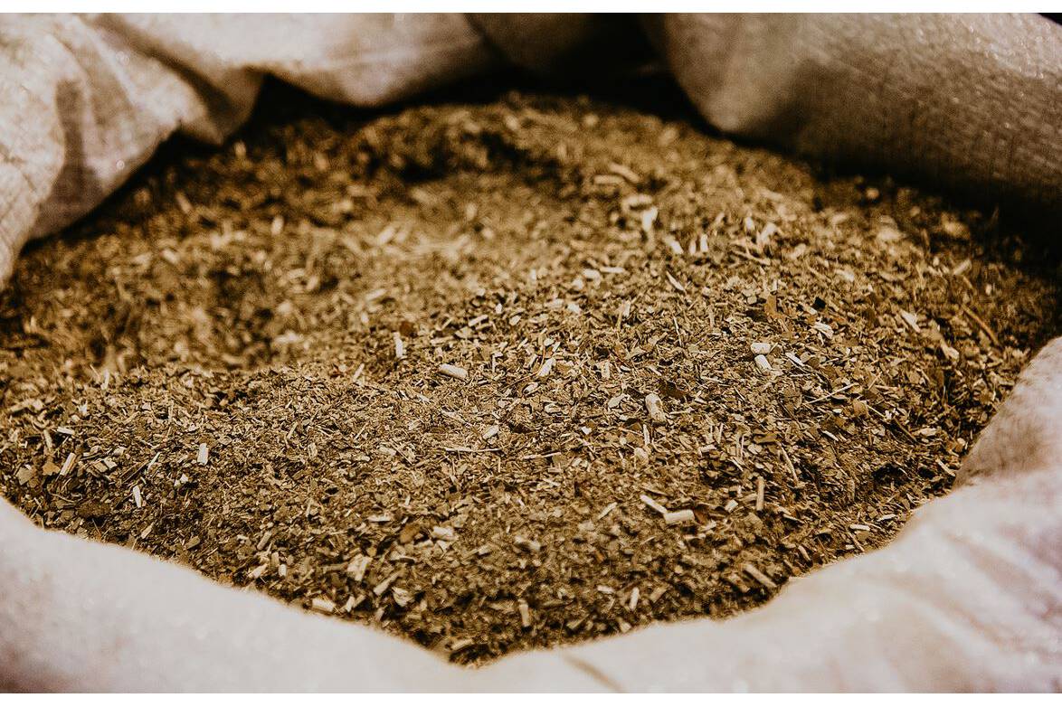 Vibrationsgrenzschalter erfüllt hohe Anforderungen in Tee-Produktion Präzise Füllstandsmessung in staubiger Umgebung: UWT Vibrationsgrenzschalter Mononivo® sichert Qualität in Lebensmittel-Industrie