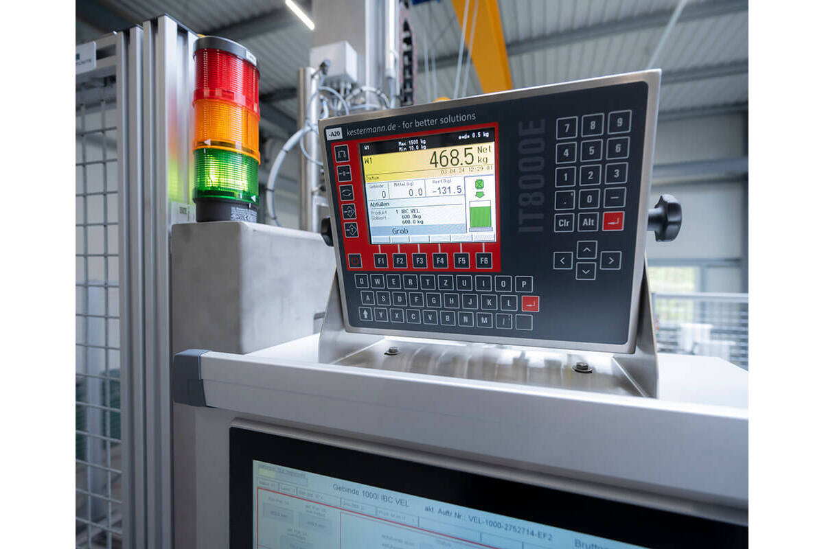 Automatisierte IBC-Abfüllung mit Steuerung von SysTec Bei der präzisen und schnellen Säure-Abfüllung in IBC-Behälter sorgt die SysTec-Steuerung sorgt für effiziente Prozesse bei der automatisierten Abfüllanlage.