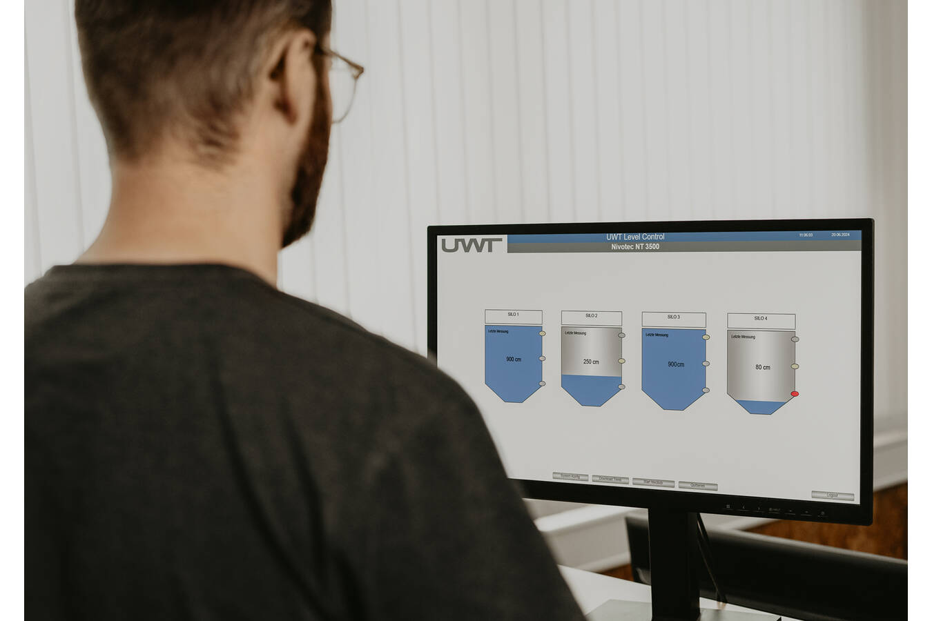 Füllstandmesstechnik und -Überwachung für mehr Sicherheit Präzise Füllstandmessung ist ein entscheidender Faktor für Effizienz und Sicherheit in der modernen Industrie. UWT bietet hierfür eine umfangreiche Auswahl an Lösungen, die verschiedene Technologien und Messprinzipien miteinander verbinden.