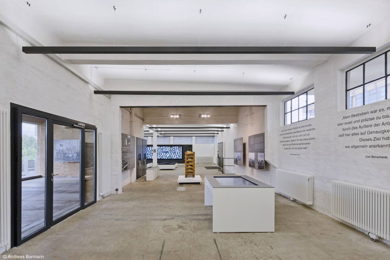 Fagus-Werk Teil der UNESCO-Ausstellung „Deep Surfaces“ in Venedig Unter dem Titel „Deep Surfaces: Architecture to enhance the visitor experience of UNESCO sites“ zeigt die Ausstellung, wie Besucherzentren weltweit dazu beitragen, Geschichte und Kultur erlebbar zu machen.