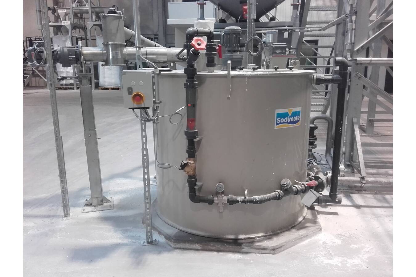 Sodimate Ansetzbehälter bei Abwasserbehandlung und Rauchgasreinigung Sodimate konzipiert, liefert und installiert Ansetzbehälter für Kalk/Kreidemilch, Sodalösung, Pulveraktivkohle-Slurry sowie anderen Lösungen und Suspensionen im Bereich der Abwasserbehandlung und Rauchgasreinigung