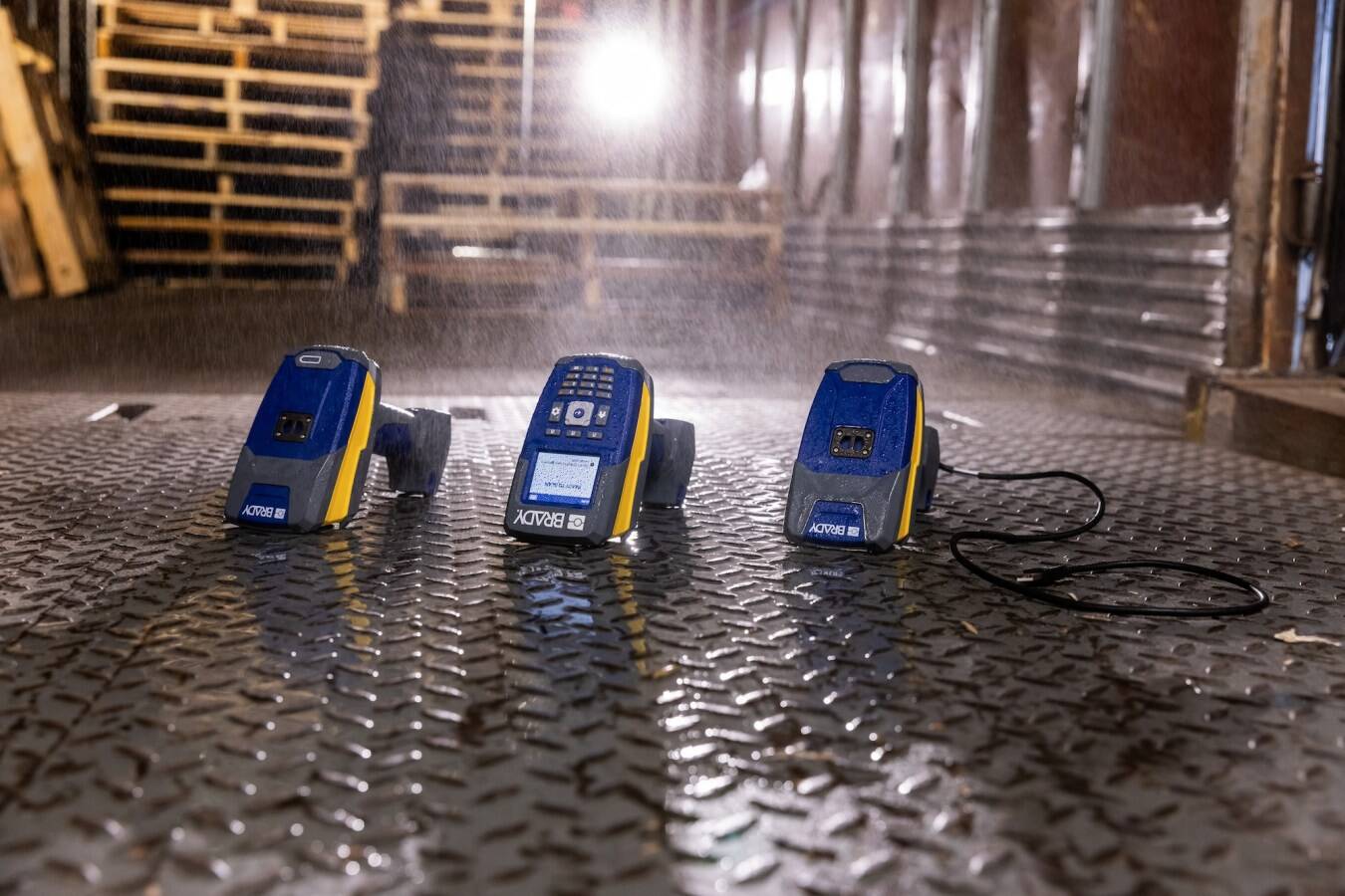 Brady stellt Barcode-Lesegeräte mit 99,995 % Genauigkeit vor Die neuen Barcode-Lesegeräte von Brady verbessern die Datengenauigkeit und können Daten über die meisten üblichen Industrieprotokolle austauschen.