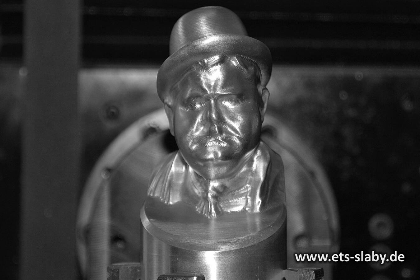 Dick & Doof auf der 5 Achsen CNC Fräse Produktion von mechanischen Komponenten