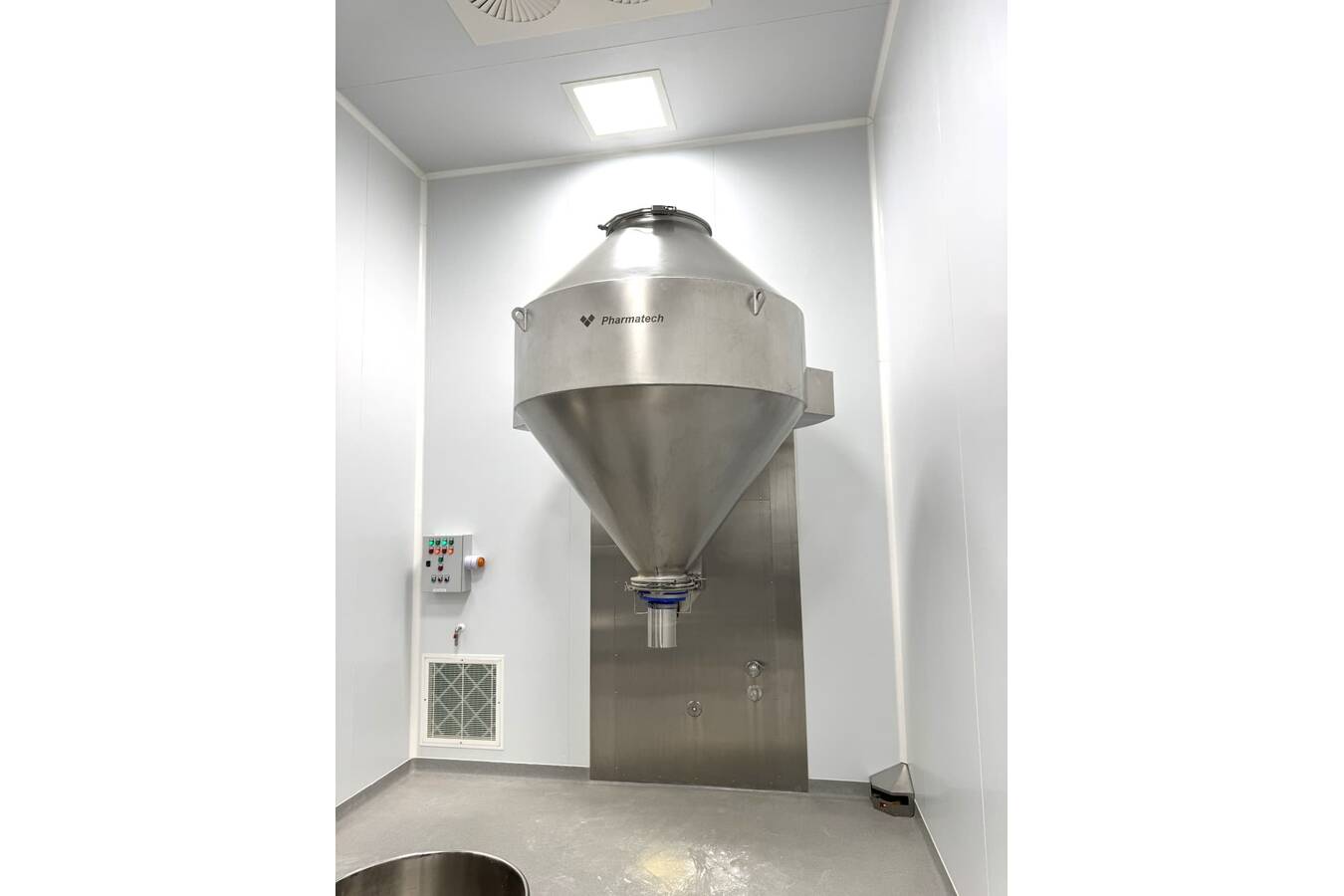 Neuzugang bei Foeth: moderner Pharmatech 2000-L-Mischer Moderner 2000-Liter-Taumelmischer; Weitere Neuzugänge: Pharmatech FlexiSieve; Pharmatech Hub-/Kippmaschine; Pharmatech Bodenwaage
