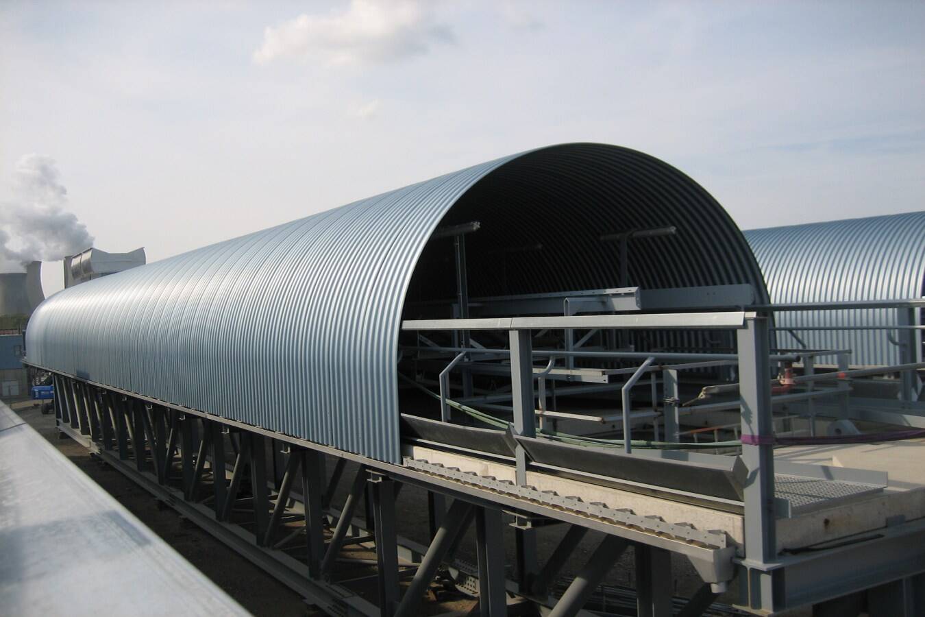 Achenbach bietet die weltweit größte Haubenvielfalt Achenbach GmbH Metalltechnik ist seit vielen Jahren ein bekannter Hersteller von Förderband-Abdeckhauben aus Metall und bietet Standard- sowie Sonderlösungen an. 