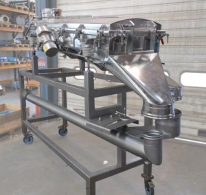Schutzsiebung fetthaltiger Lebensmittel: Vibrationssiebmaschine JEL VibSpeed im Multitasking-Einsatz