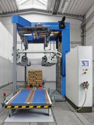 Kleiner, schneller, praktischer BEUMER hat eine neue Maschine aus der Produktserie BEUMER stretch hood entwickelt