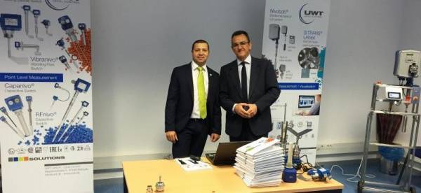 Technik zum Anfassen beim In-company Training in Spanien  Kapazitive Messlösungen und einiges mehr