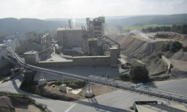Perfekt in die Umgebung integriert Portlandzementwerk Wotan H. Schneider setzt auf Pipe Conveyor der BEUMER Group