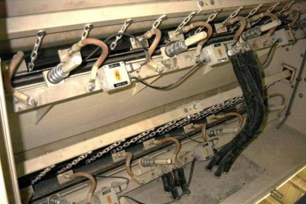 Freie Siebbeläge dank elektrischer Siebgewebeheizung von RHE Bei feuchten und klebrigen Materialen können Siebgewebe leicht verstopfen