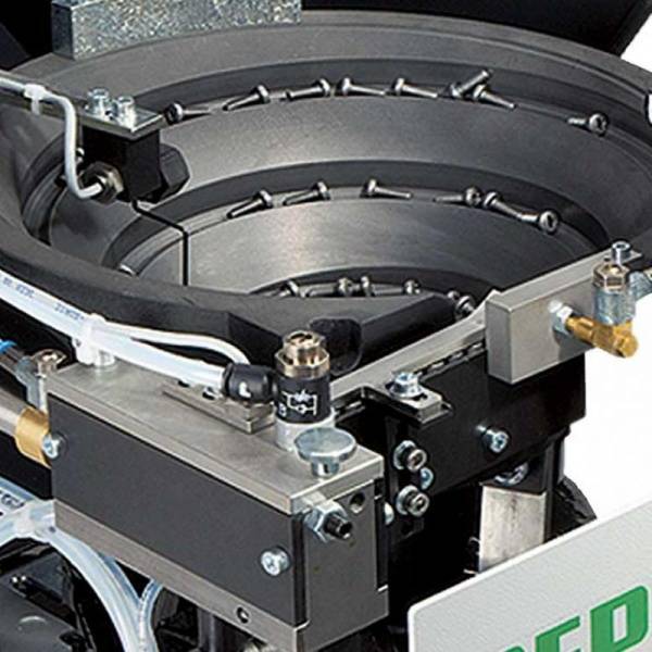 Kurze Lieferzeiten in der Zuführtechnik Vibrationswendel- und Hubschienenförderer schnell geliefert