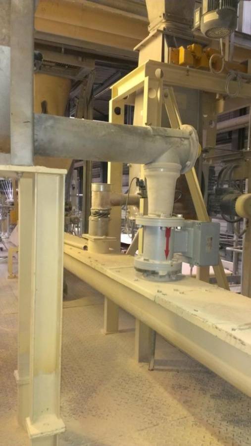 Berührungslose Mengenmessung in der Baustoffindustrie Vermeidung von Verunreinigungen und Materialanbackungen