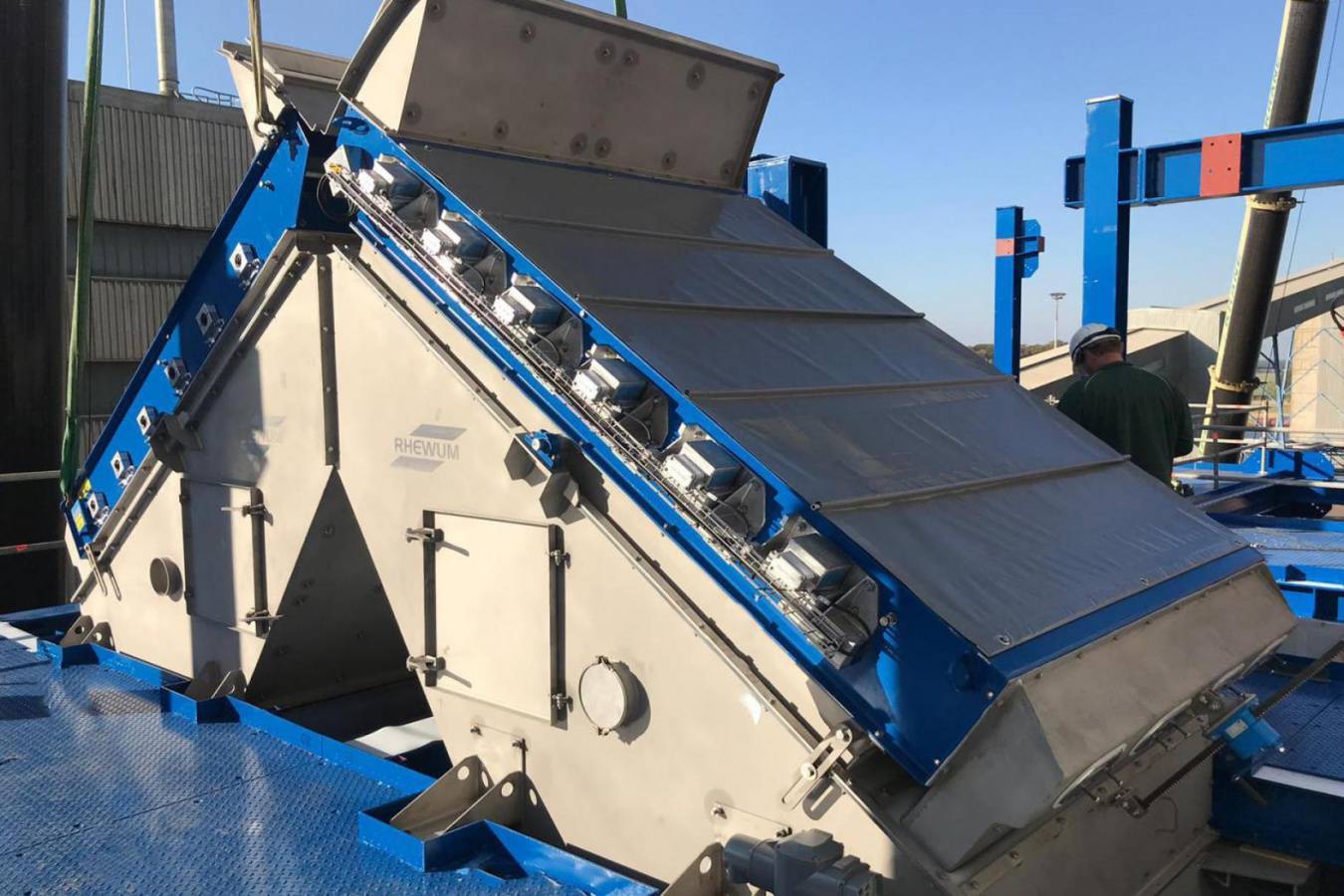 YARA setzt auf individualisierte RHEWUM Technik  YARA in Rostock siebt jetzt Kalkammonsalpeter mit RHEWUM Siebmaschinen.