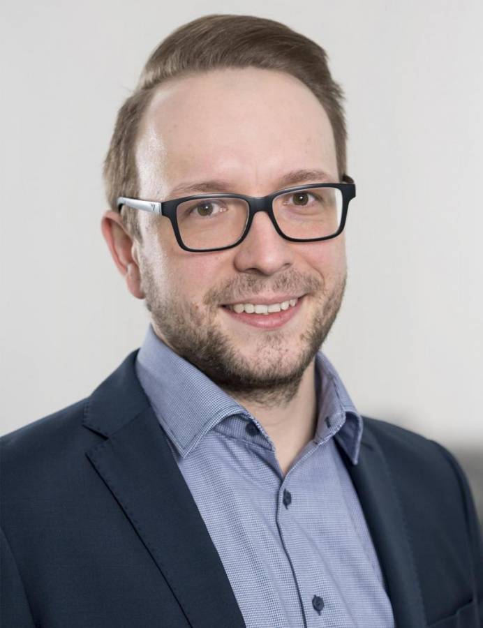 Vorteile und Nutzen von OPC UA in der Kunststoffindustrie Maschinen kommunizieren untereinander, tauschen Daten aus und optimieren sich selbst