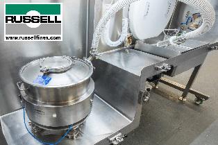 Siebmaschine für empfindliche pharmazeutische Pulver Rund Vibrationssiebmaschine integriert in Downflow-Kabine und High-Containment-Isolator