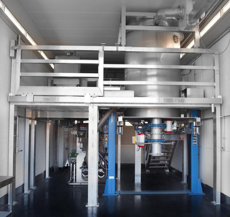 Betriebsbereitstellung der neuen Spiralstrahlmühle ESM 450 S Fertigstellung der Hygiene-Standard-Bereiche im neuen Strahlmahlzentrum, Werk Schöneck