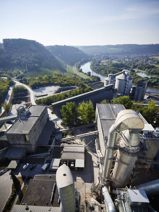 BEUMER Group: Die energieeffiziente Alternative Vollautomatische Reifentransportanlage dosiert bei HeidelbergCement kontinuierlich Altreifen als Sekundärbrenn