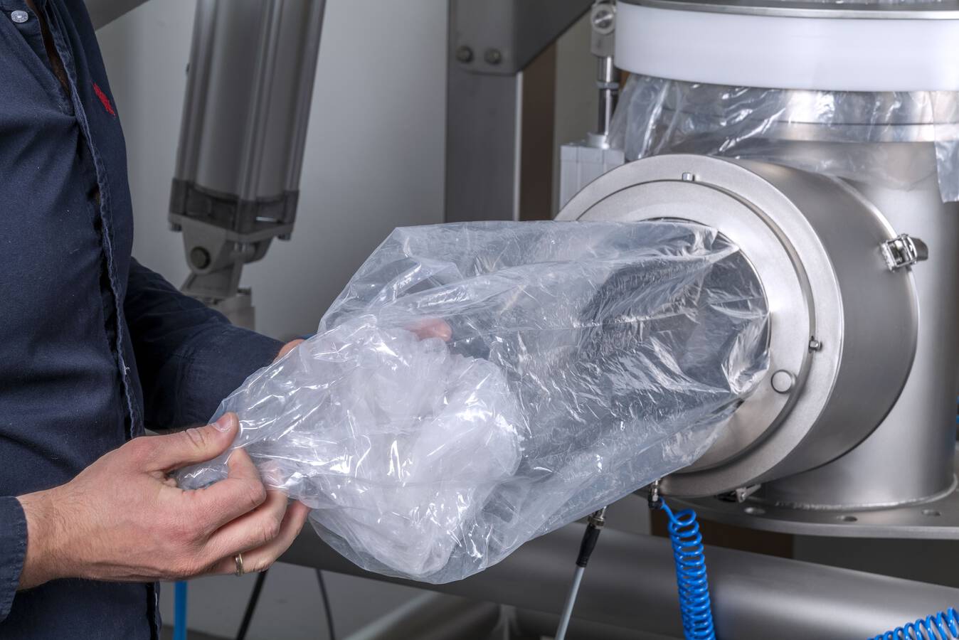 Engelsmann entwickelt neues Containment-System Einfache Big Bag Entleerung bis OEB 4