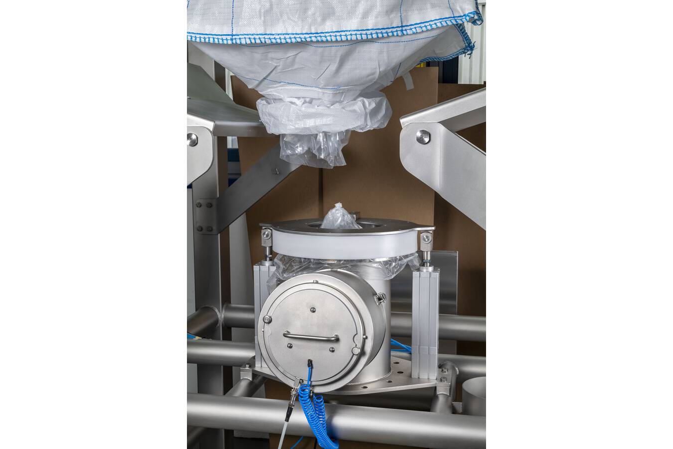 SmartCon System: Containment leicht gemacht Big Bags einfach entleeren bis OEB 4 - mit neuem SmartCon System