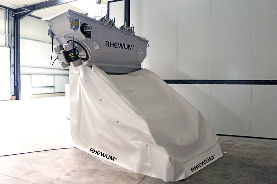 RHEWUM entwickelt Schallschutzlösung für Siebmaschinen Zur Reduzierung der Schallemission Ihrer Siebmaschine, bietet RHEWUM nun eine innovative Schallschutzplane an.
