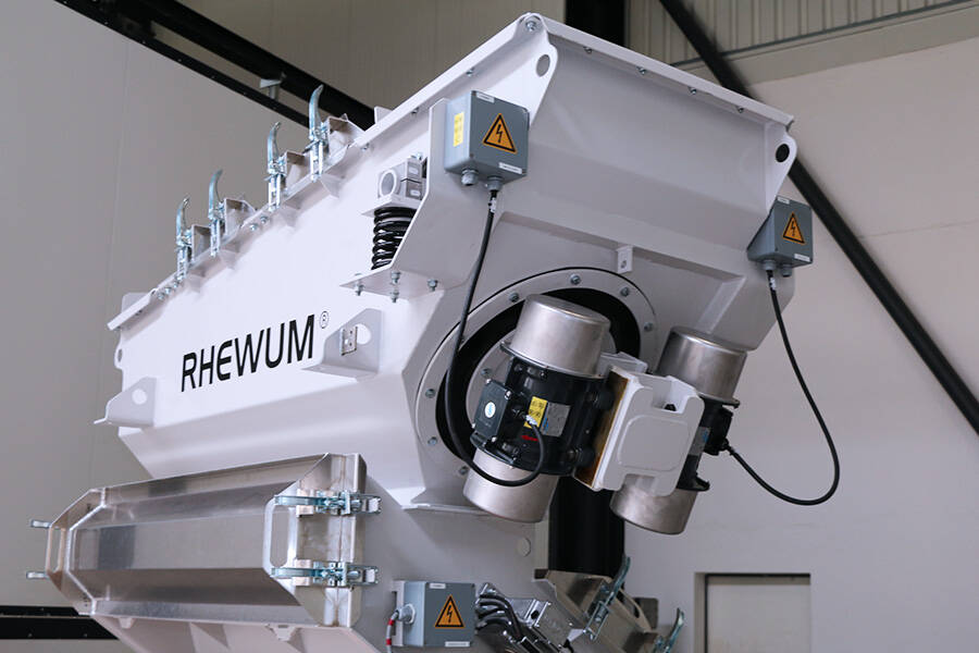 RHEWUM Lösung für optimale Verteilung und integrierte Vorabsiebung Klumpen mühelos absieben mit dem Rhewum sv-S-Aufgeber